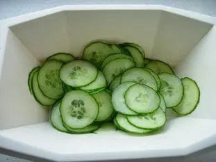 Salade mélangée concombre et saumon : Étape 1