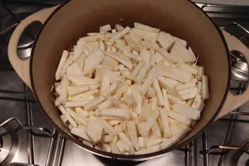 Potage de céleri à la bourguignonne : Étape 1