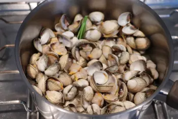 Spaghetti crémeuses aux coques et persil : Étape 1