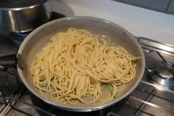 Spaghetti crémeuses aux coques et persil : Étape 5
