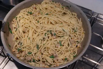 Spaghetti crémeuses aux coques et persil : Étape 7