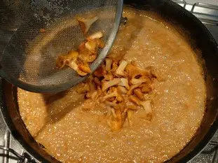 Poêlée de Saint-Jacques et Chanterelles, sauce au Noilly : Étape 11