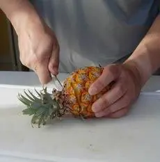 Comment peler à vif un ananas : Étape 2
