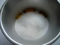 Il ne faut pas laisser des jaunes d'oeufs au contact du sucre