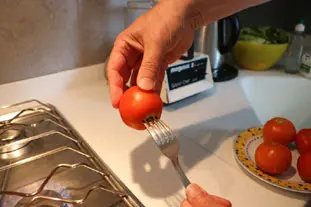Comment éplucher des tomates à la flamme : Étape 2
