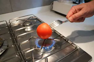 Comment éplucher des tomates à la flamme : Étape 3
