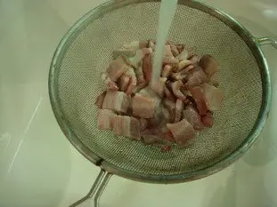 Comment cuire des lardons sans qu'ils amènent trop de gras : Étape 3