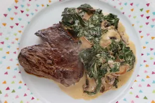 Pièce de bœuf et fanes de betteraves aux champignons