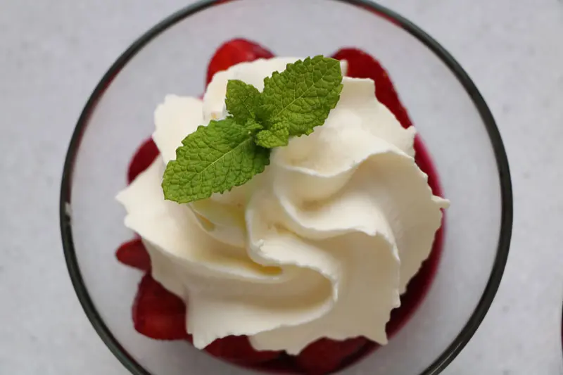 Fraises à la réduction de vin rouge thym et citron