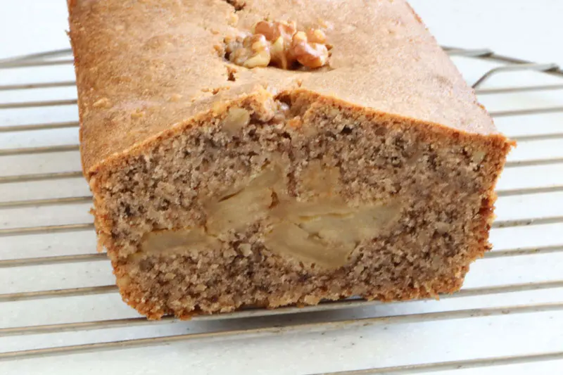 Gâteau aux noix et pommes caramélisées