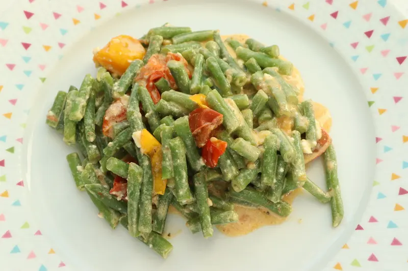 Haricots verts à la crème de feta et tomates cerises