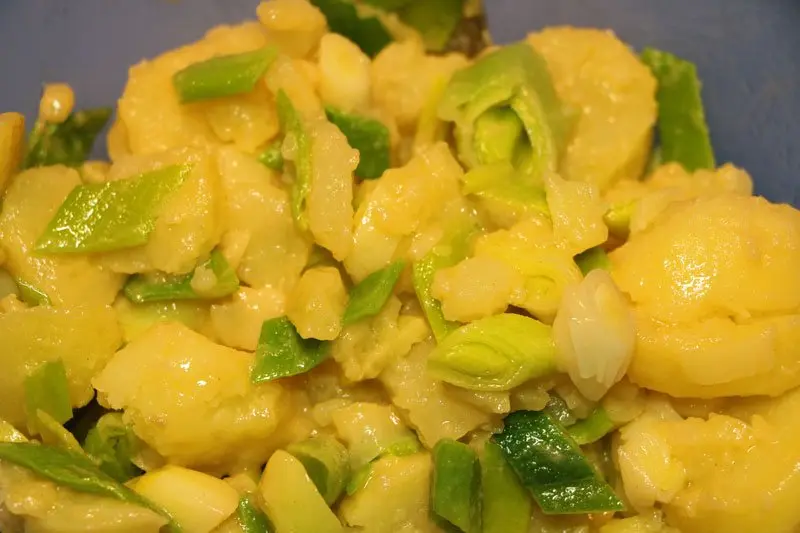 Salade tiède de poireaux et pommes de terre