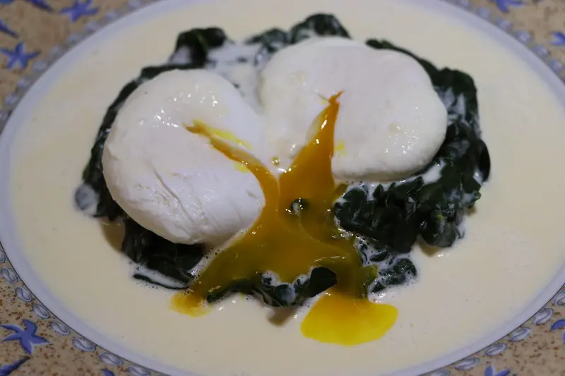 Oeufs pochés aux épinards et lait de Comté