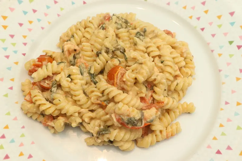Pâtes à la feta, saumon, tomates cerises et épinards d'Erika