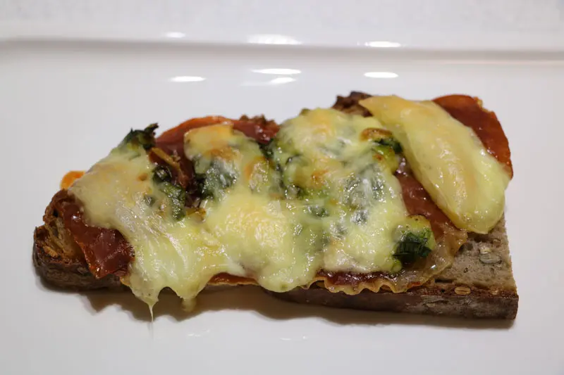 Tartines grillées à l'oignon nouveau
