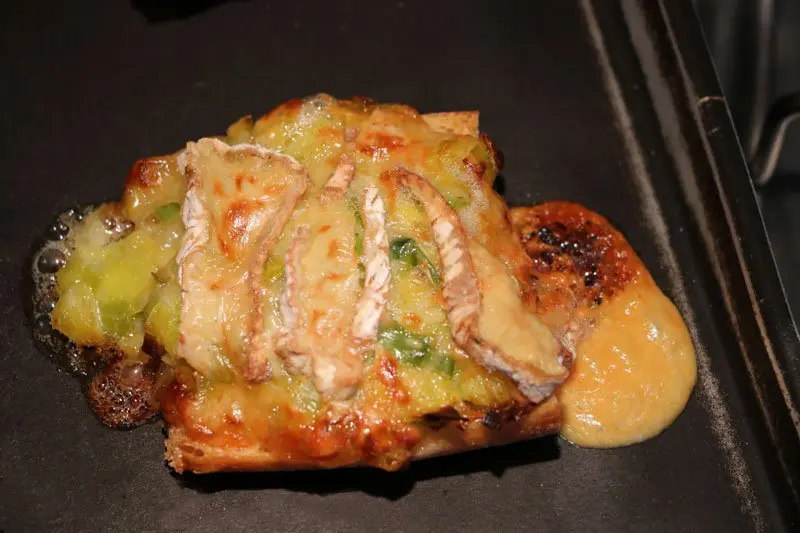 Tartines grillées aux poireaux et Camembert