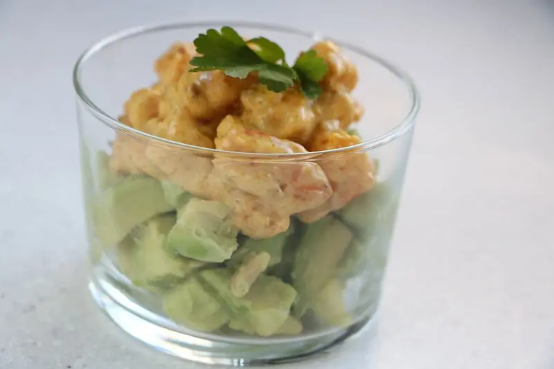 Avocat aux crevettes sautées