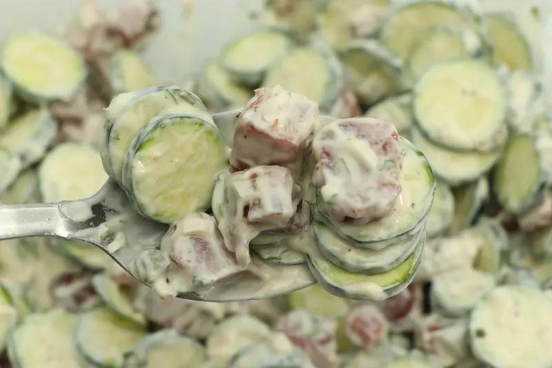 Salade de courgettes croquantes au reste de rôti