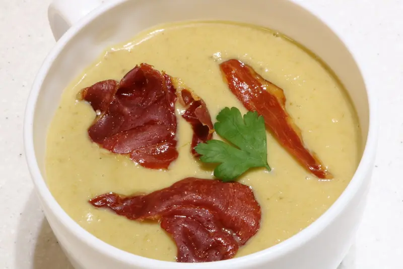 Soupe rustique aux poireaux et choux de Bruxelles