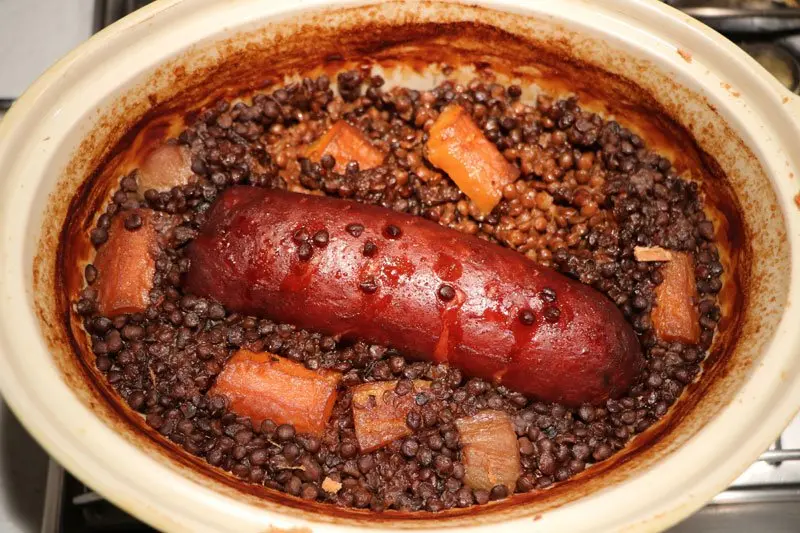 Saucisse aux lentilles en cocotte