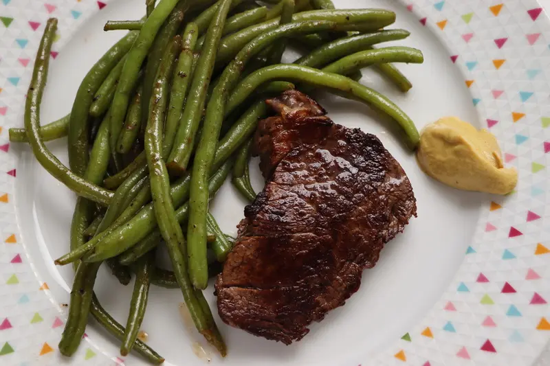 Filets de boeuf marinés au romarin et vin rouge
