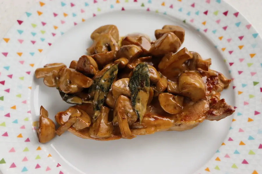 Escalope de porc aux champignons et crème à la sauge
