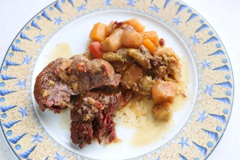 Belle pièce de viande confite et légumes fondants en cocotte lutée