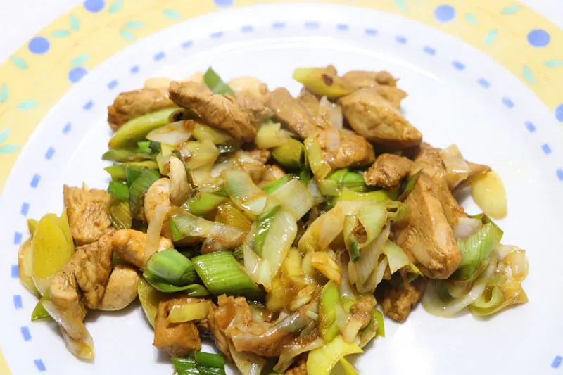 Émincé de poulet sauté aux poireaux