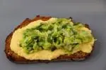 Tartine aux poireaux et œufs brouillés
