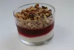 Verrine croustillante cassis et crème au mascarpone