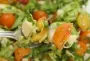 Salade de tomates cerises, salade verte et copeaux de parmesan